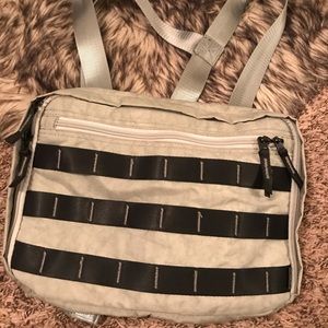 URBAN OUTFITTERS UTILITY BAG
